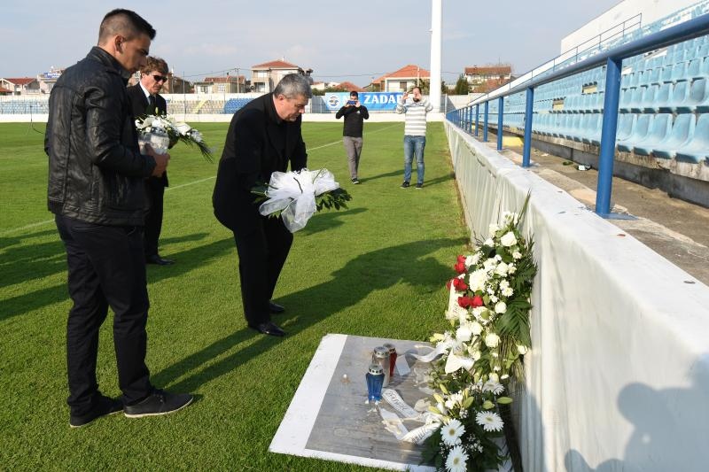 Na stadionu u Stanovima položeni vijenci i zapaljene svijeće za Hrvoja Ćustića Na stadionu u Stanovima položeni vijenci i zapaljene svijeće za Hrvoja Ćustića