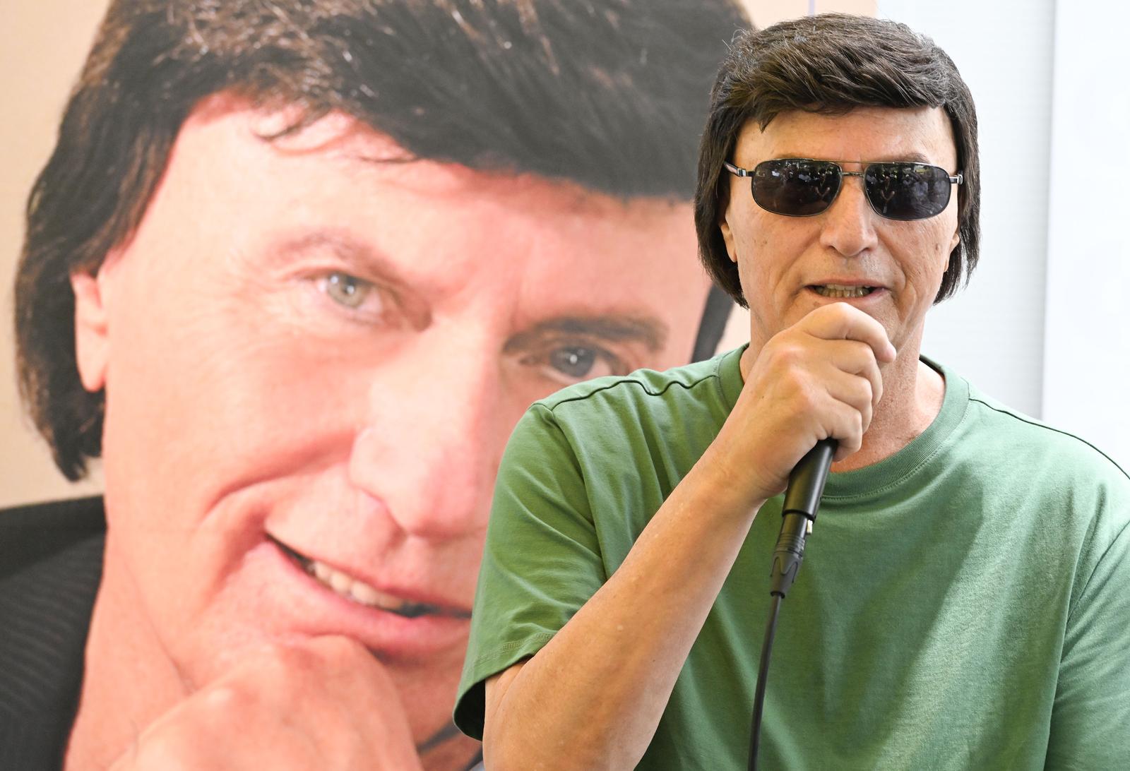 U Croatia Records-u odrzana je promocija novog albuma pjevaca Duska Lokina. U Croatia Records-u odrzana je promocija novog albuma pjevaca Duska Lokina.