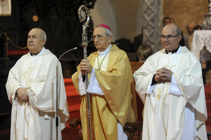 Zadar, 251212
Misu polnocku u katedrali svete Stosije predvodio je nadbiskup msgr. Zelimir Puljic.
Na fotografiji: detalj s mise; msgr. Zelimir Puljic(sredina)
Foto: Luka Gerlanc / CROPIX Zadar, 251212
Misu polnocku u katedrali svete Stosije predvodio je nadbiskup msgr. Zelimir Puljic.
Na fotografiji: detalj s mise; msgr. Zelimir Puljic(sredina)
Foto: Luka Gerlanc / CROPIX
