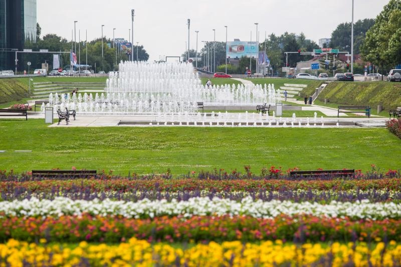 Zagreb: Novouređene fontane u Ulici Hrvatske bratske zajednice puštene u rad Zagreb: Novouređene fontane u Ulici Hrvatske bratske zajednice puštene u rad