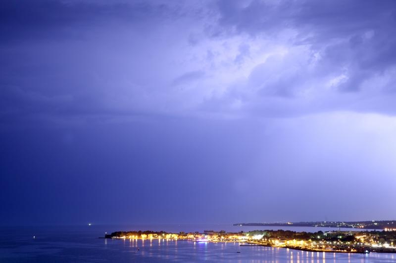 Grmljavinsko nevrijeme zahvatilo je zadarsko podrucje u vecernjim satima. Photo: Filip Brala/PIXSELL Autor  Filip Brala/PIXSELL Ključne riječi  munje, zadar, ljeto, nevrijeme