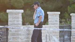 Policijski očevid u obiteljskoj kući u Vrsima, gdje se dogodilo ubojstvo i samoubojstvo Policijski očevid u obiteljskoj kući u Vrsima, gdje se dogodilo ubojstvo i samoubojstvo