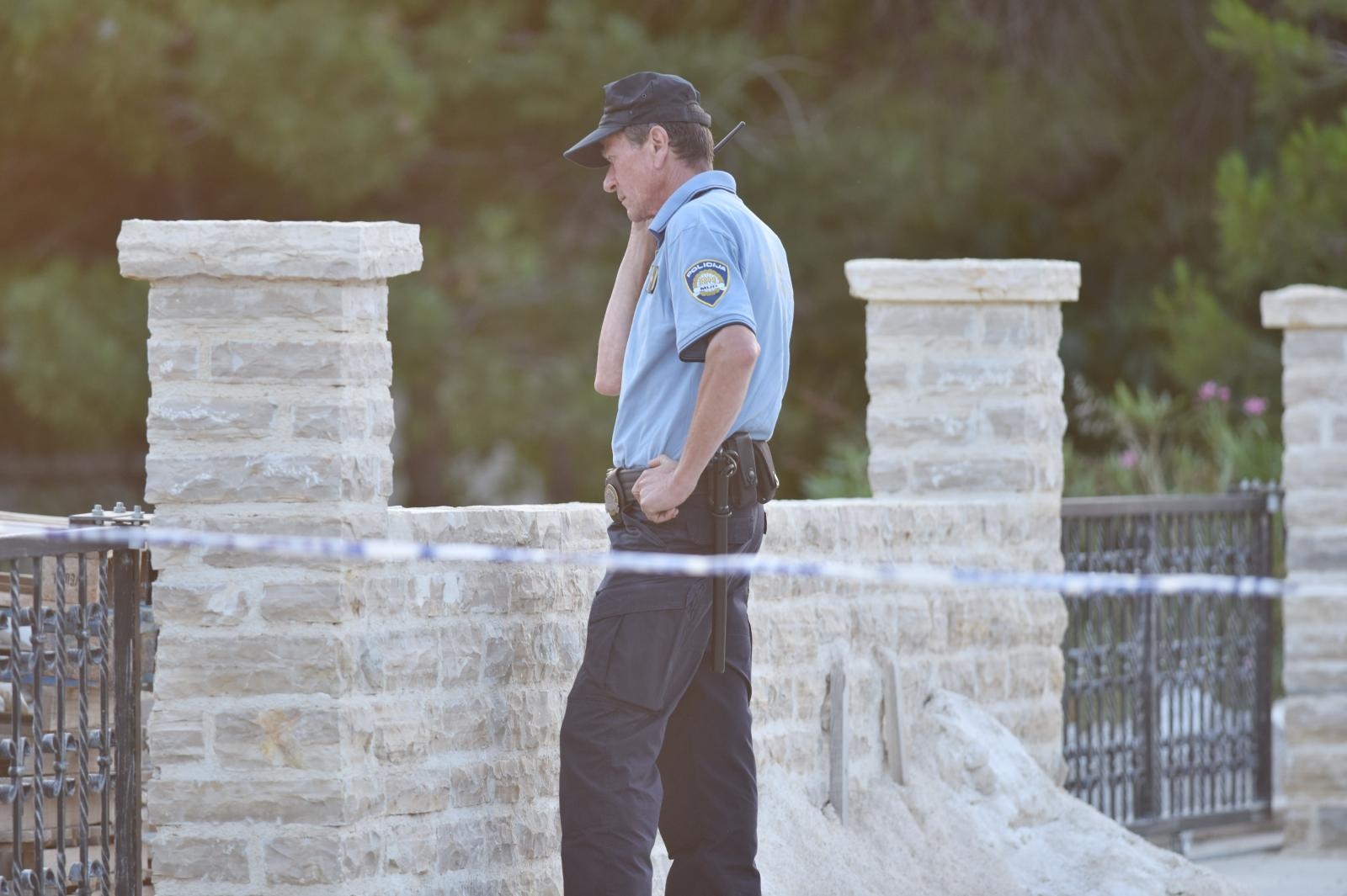 Policijski očevid u obiteljskoj kući u Vrsima, gdje se dogodilo ubojstvo i samoubojstvo Policijski očevid u obiteljskoj kući u Vrsima, gdje se dogodilo ubojstvo i samoubojstvo