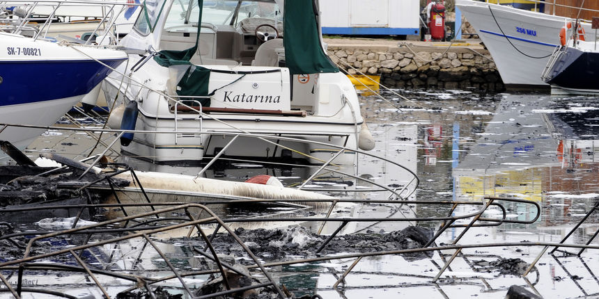 U pozaru na jahtama u marini Solaris pokraj Sibenika izgorilo je za sada jos nepoznat broj brodova. Foto: Niksa Stipanicev / CROPIX