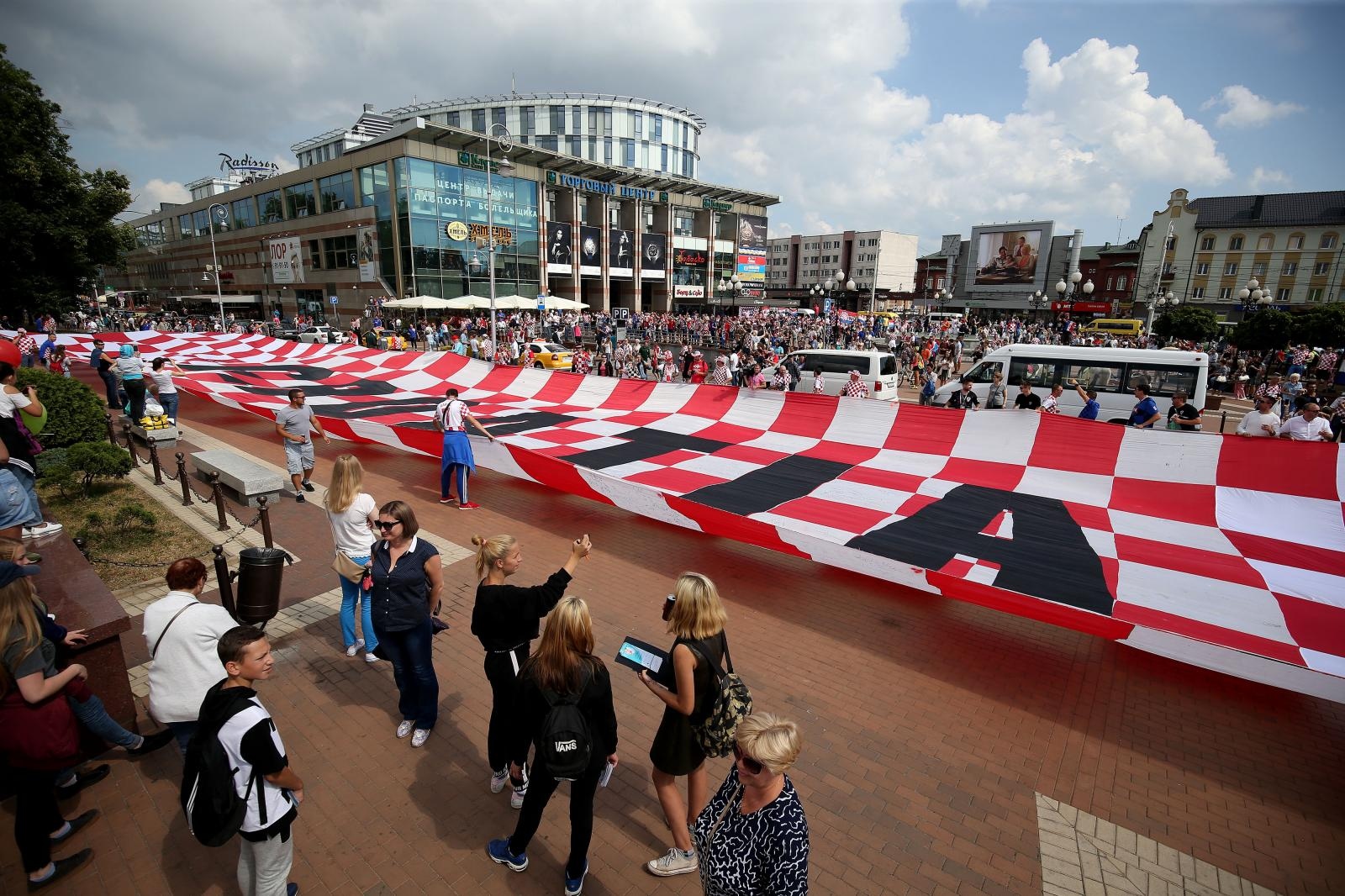 U Fun zoni u Kalinjingradu hrvatski navijači razvili 96-metarsku zastavu