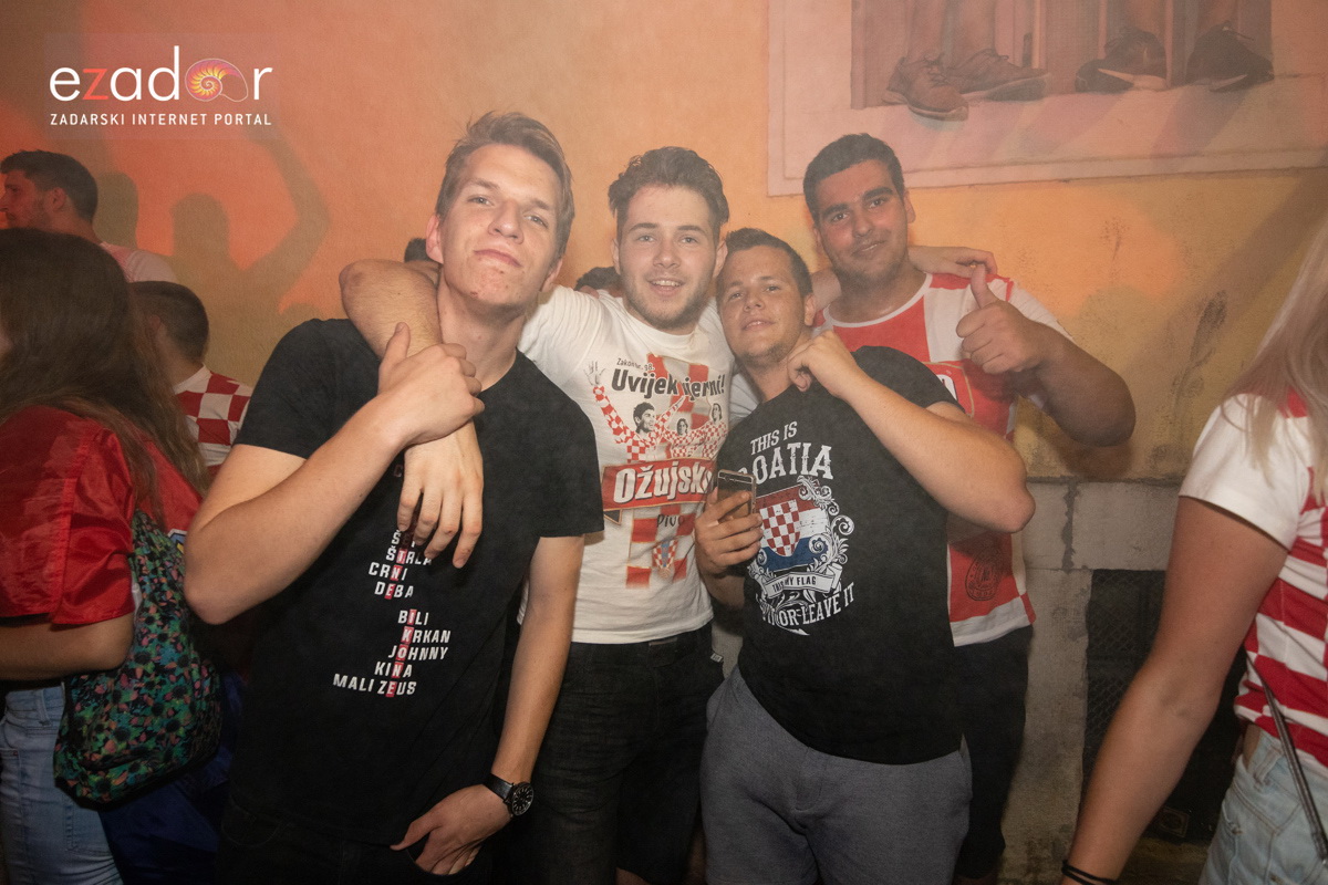 Čudesna noć: Velika fešta ulicama Zadra nakon plasmana Vatrenih u finale SP Čudesna noć: Velika fešta ulicama Zadra nakon plasmana Vatrenih u finale SP