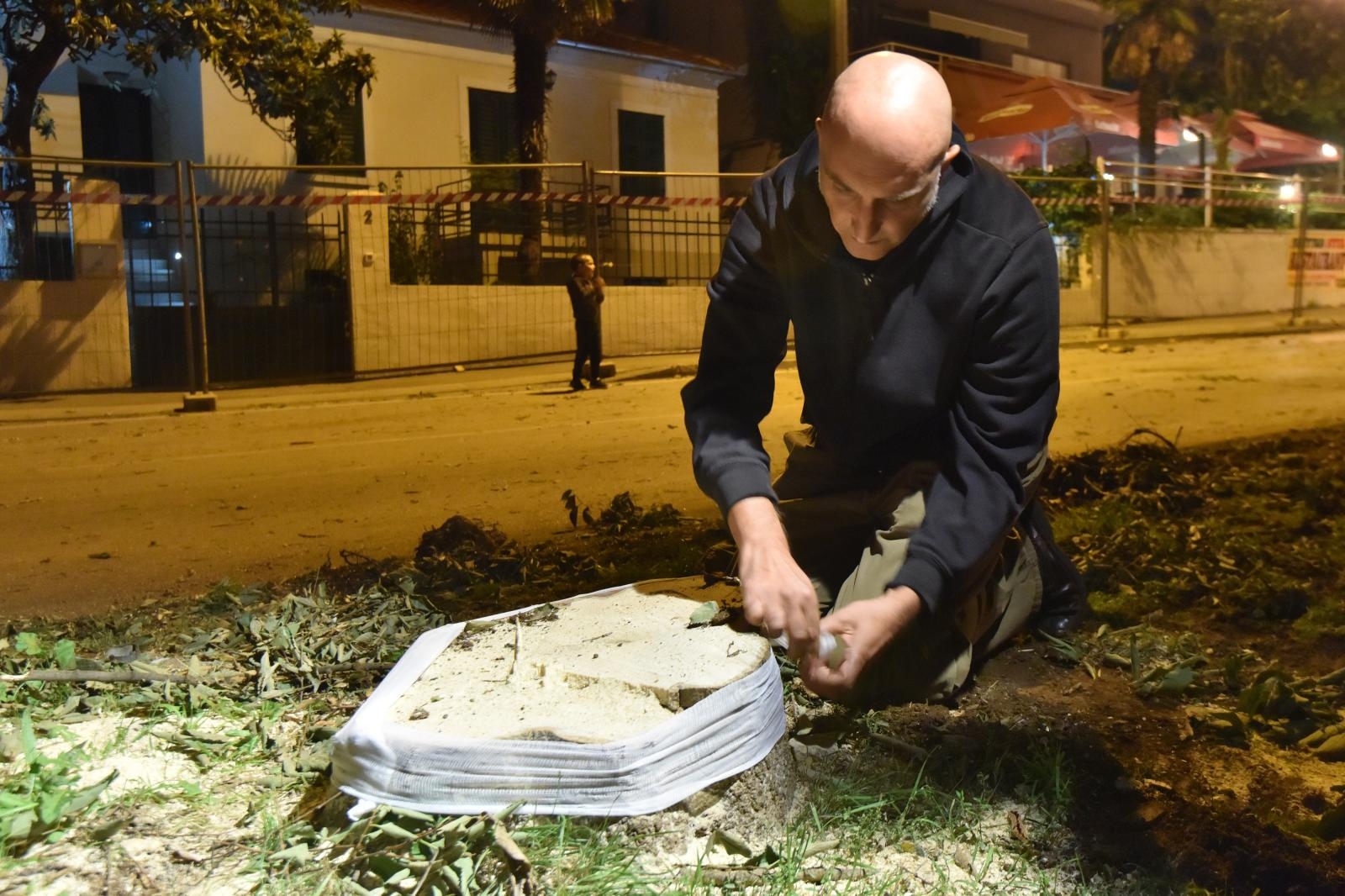Prosvjed građana zbog odluke Grada da posječe drvored fafarikula u Vruljici Prosvjed građana zbog odluke Grada da posječe drvored fafarikula u Vruljici