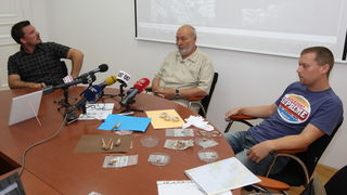 Zadar, 230610.
Na arheoloskom nalazistu u pecini Vlakno na Dugom otoku izmedju ostalih nakitnih predmeta pronadjen je i predmet ukrasen nizom kratkih paralelnih i dva vodoravna ureza za koje se sumnja da su umjetno izradjeni. Star oko 15 000 godina moze Zadar, 230610.
Na arheoloskom nalazistu u pecini Vlakno na Dugom otoku izmedju ostalih nakitnih predmeta pronadjen je i predmet ukrasen nizom kratkih paralelnih i dva vodoravna ureza za koje se sumnja da su umjetno izradjeni. Star oko 15 000 godina moze