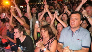 Virsko ljeto 2016: Tomislav Bralić i klapa Intrade oduševili 12 tisuća obožavatelja na virskoj rivi Virsko ljeto 2016: Tomislav Bralić i klapa Intrade oduševili 12 tisuća obožavatelja na virskoj rivi