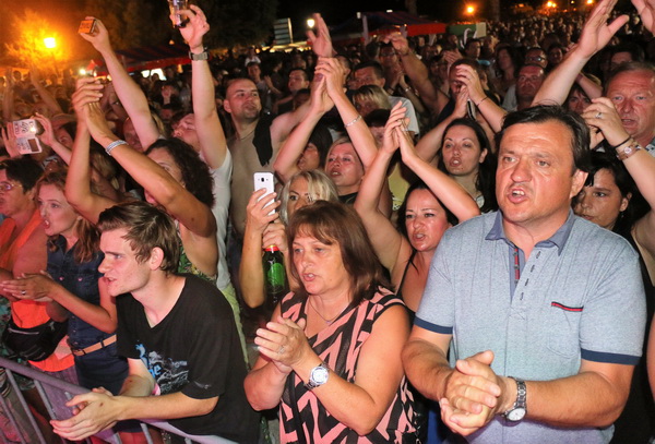 Virsko ljeto 2016: Tomislav Bralić i klapa Intrade oduševili 12 tisuća obožavatelja na virskoj rivi Virsko ljeto 2016: Tomislav Bralić i klapa Intrade oduševili 12 tisuća obožavatelja na virskoj rivi