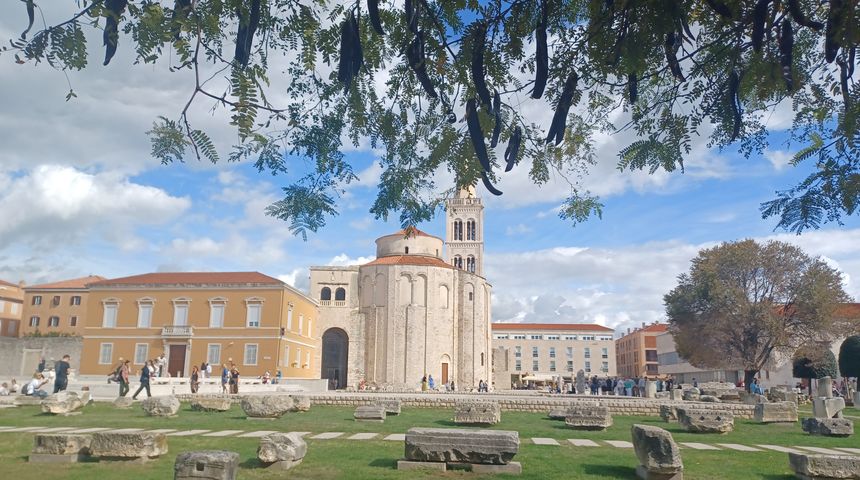 Zadar ilustracija, Forum, Donat, Arheoloski muzej Zadar, suncan dan, djelomice suncano, oblaci, listopad ilustracija Zadar ilustracija, Forum, Donat, Arheoloski muzej Zadar, suncan dan, djelomice suncano, oblaci, listopad ilustracija