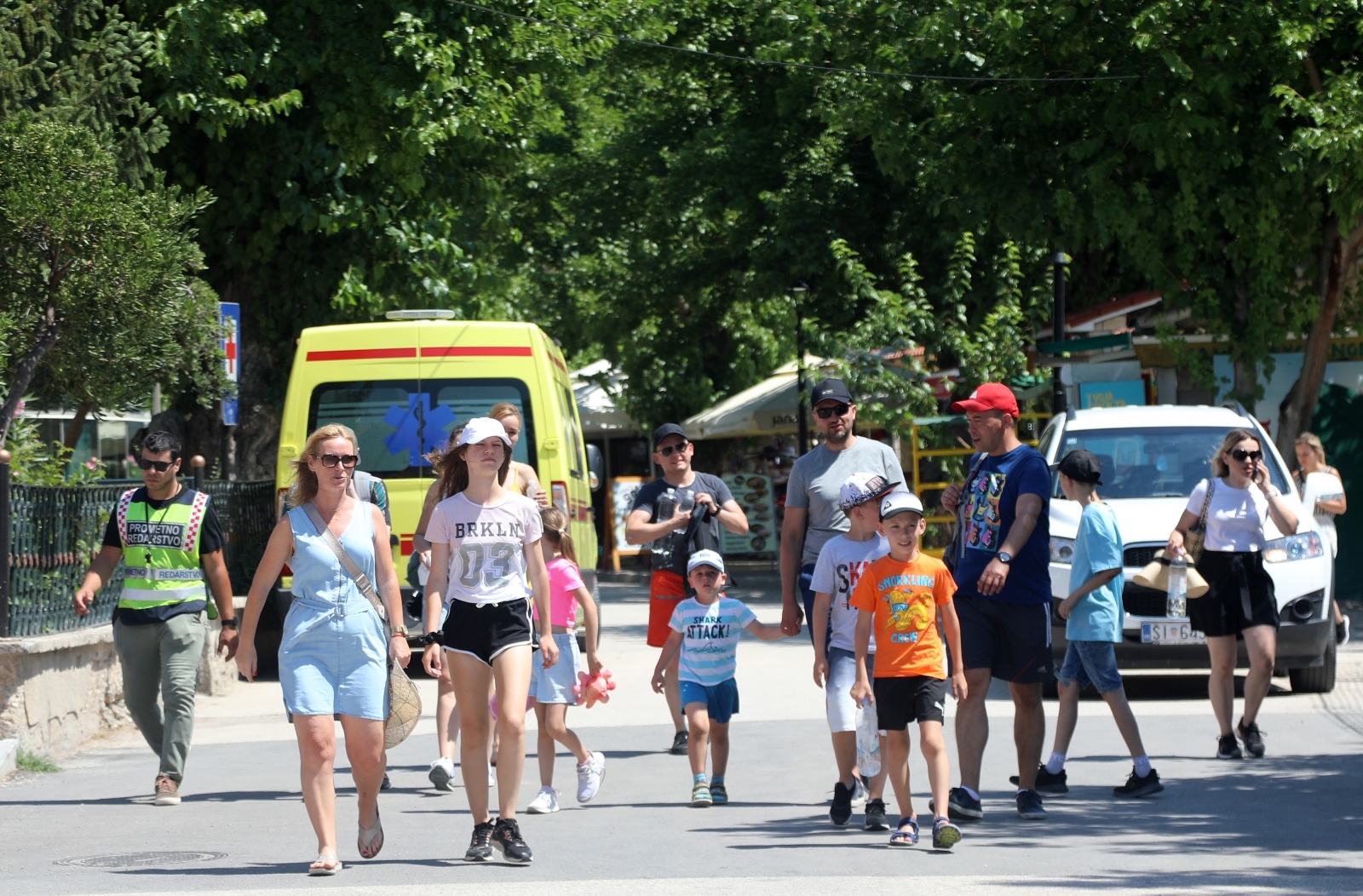 Skradin pun turista, za posjet Nacionalnom parku Krka čeka se u redu Skradin pun turista, za posjet Nacionalnom parku Krka čeka se u redu