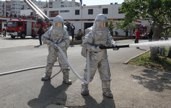 Zadar, 040511.
Povodom Dana vatrogasaca zadarski su vatrogasci izveli vjezbu gasenja pozara.
Na slici: detalj s vjezbe.
Foto: Vladimir Ivanov / Cropix