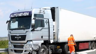 Cisterna s gorivom izletjela s autoceste nakon sudara s tegljačem