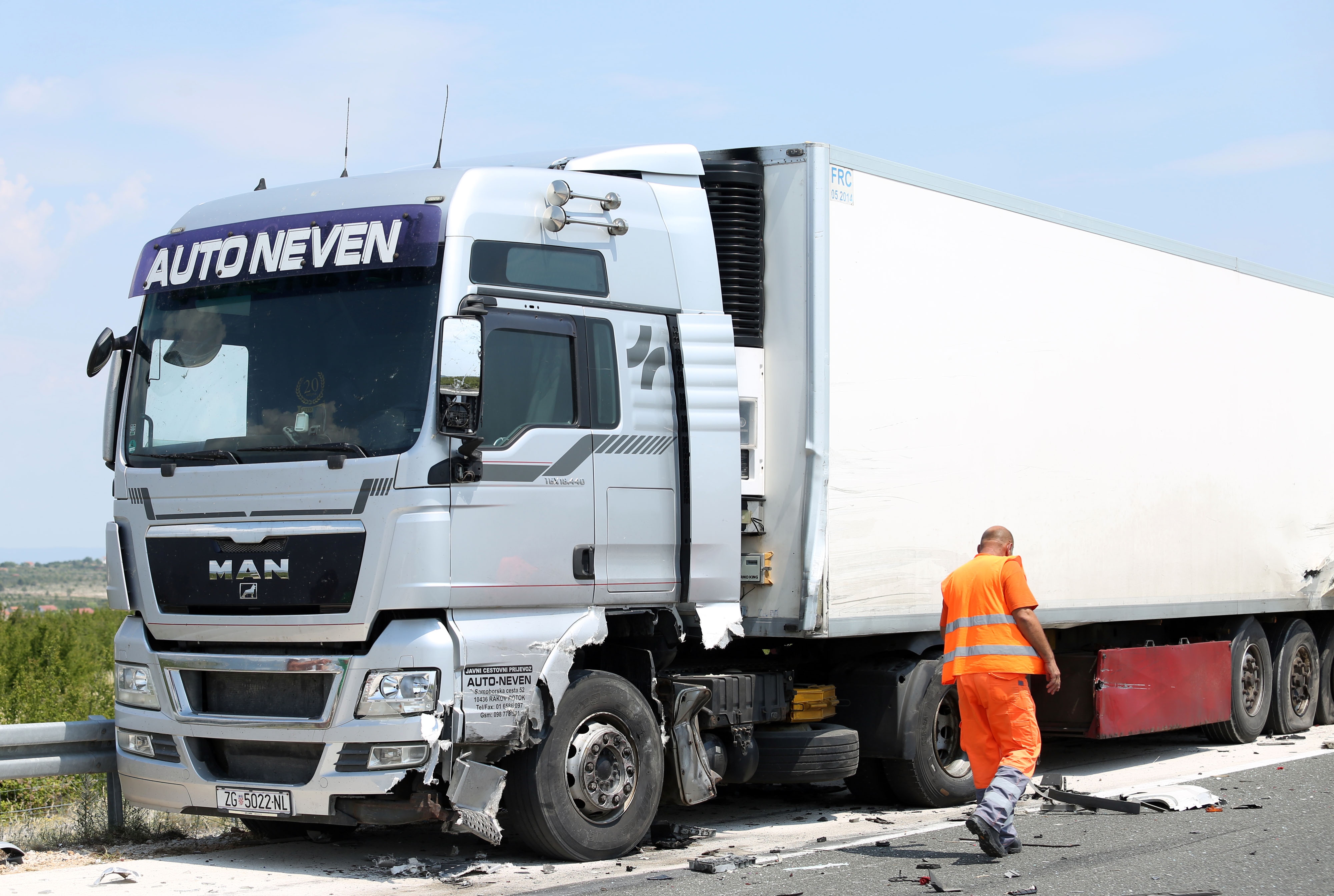 Cisterna s gorivom izletjela s autoceste nakon sudara s tegljačem