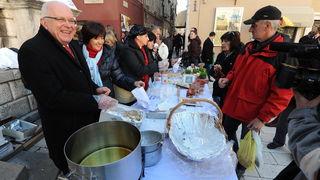 Zadar, 221212.
Predblagdansko subotnje jutro na zadarskom Poluotoku bilo je bogato raznim dogadjanjima. Tako su na trgu Caritas Zadarske nadbiskupije i Dom za odrasle osobe sv. Frane organizirali humanitarnu akciju Zadar, 221212.
Predblagdansko subotnje jutro na zadarskom Poluotoku bilo je bogato raznim dogadjanjima. Tako su na trgu Caritas Zadarske nadbiskupije i Dom za odrasle osobe sv. Frane organizirali humanitarnu akciju