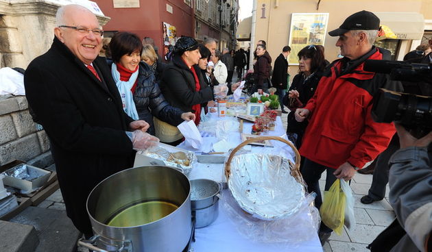 Zadar, 221212.
Predblagdansko subotnje jutro na zadarskom Poluotoku bilo je bogato raznim dogadjanjima. Tako su na trgu Caritas Zadarske nadbiskupije i Dom za odrasle osobe sv. Frane organizirali humanitarnu akciju