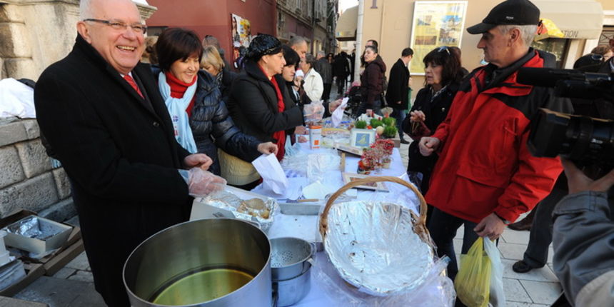 Zadar, 221212.
Predblagdansko subotnje jutro na zadarskom Poluotoku bilo je bogato raznim dogadjanjima. Tako su na trgu Caritas Zadarske nadbiskupije i Dom za odrasle osobe sv. Frane organizirali humanitarnu akciju Zadar, 221212.
Predblagdansko subotnje jutro na zadarskom Poluotoku bilo je bogato raznim dogadjanjima. Tako su na trgu Caritas Zadarske nadbiskupije i Dom za odrasle osobe sv. Frane organizirali humanitarnu akciju