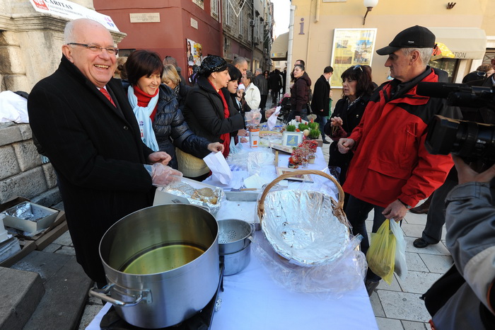 Zadar, 221212.
Predblagdansko subotnje jutro na zadarskom Poluotoku bilo je bogato raznim dogadjanjima. Tako su na trgu Caritas Zadarske nadbiskupije i Dom za odrasle osobe sv. Frane organizirali humanitarnu akciju Zadar, 221212.
Predblagdansko subotnje jutro na zadarskom Poluotoku bilo je bogato raznim dogadjanjima. Tako su na trgu Caritas Zadarske nadbiskupije i Dom za odrasle osobe sv. Frane organizirali humanitarnu akciju