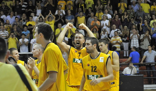 Split,  290912.Kosarkaska utakmica na Gripama u prvom kolu ABA lige.CO Split – Crvena zvezda Beograd.Split slavi pobjedu.Na fotografiji: U sredini s podignutim rukama je Nikola Vujcic.Foto: Nikola Vilic / CROPIX