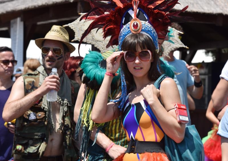 Posljednji dan Love International Festivala u Tisnom privukao je veliki broj mladih iz cijele Europe, a najviče iz Velike Britanije. Photo: Hrvoje Jelavić/PIXSELL Posljednji dan Love International Festivala u Tisnom privukao je veliki broj mladih iz cijele Europe, a najviče iz Velike Britanije. Photo: Hrvoje Jelavić/PIXSELL