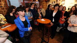 Zadar, 230413
Caffe bar Djina. 
Otvoranje izlozbe Sfinga u Zadru – jucer, danas, sutra, autorice prof. Antonije Mlikote i studenata Odjela za povijest umjetnosti zadarskog sveucilista u sklopu festivala znanosti.
Na fotografiji: detalj s otvorenja.
Foto: