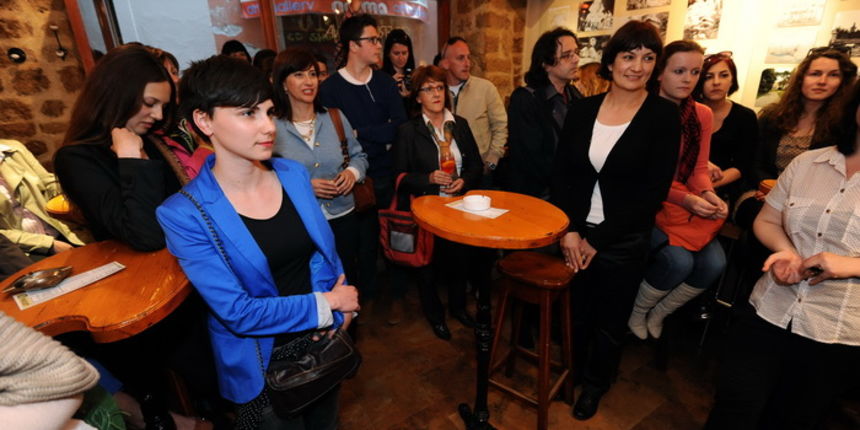 Zadar, 230413
Caffe bar Djina.
Otvoranje izlozbe Sfinga u Zadru – jucer, danas, sutra, autorice prof. Antonije Mlikote i studenata Odjela za povijest umjetnosti zadarskog sveucilista u sklopu festivala znanosti.
Na fotografiji: detalj s otvorenja.
Foto: Zadar, 230413
Caffe bar Djina.
Otvoranje izlozbe Sfinga u Zadru – jucer, danas, sutra, autorice prof. Antonije Mlikote i studenata Odjela za povijest umjetnosti zadarskog sveucilista u sklopu festivala znanosti.
Na fotografiji: detalj s otvorenja.
Foto: