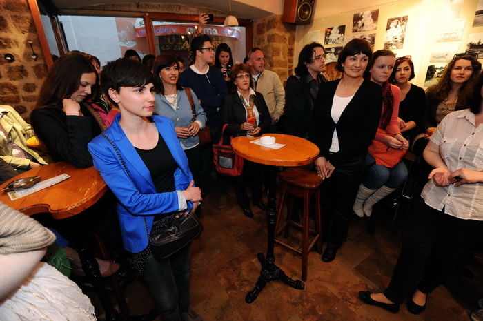 Zadar, 230413
Caffe bar Djina. 
Otvoranje izlozbe Sfinga u Zadru – jucer, danas, sutra, autorice prof. Antonije Mlikote i studenata Odjela za povijest umjetnosti zadarskog sveucilista u sklopu festivala znanosti.
Na fotografiji: detalj s otvorenja.
Foto: