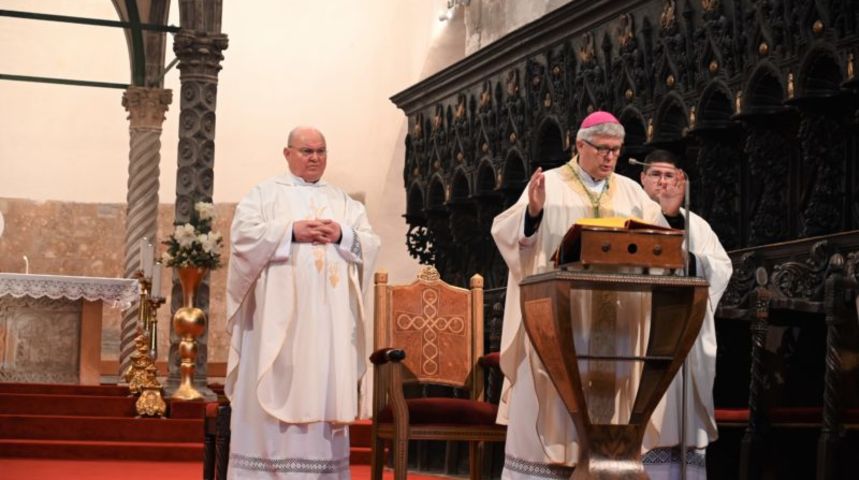 Zadarski nadbiskup Milan Zgrablić predvodio je svečano misno slavlje na svetkovinu Bogojavljenja u ponedjeljak, 6. siječnja, u katedrali sv. Stošije u Zadru. Zadarski nadbiskup Milan Zgrablić predvodio je svečano misno slavlje na svetkovinu Bogojavljenja u ponedjeljak, 6. siječnja, u katedrali sv. Stošije u Zadru.