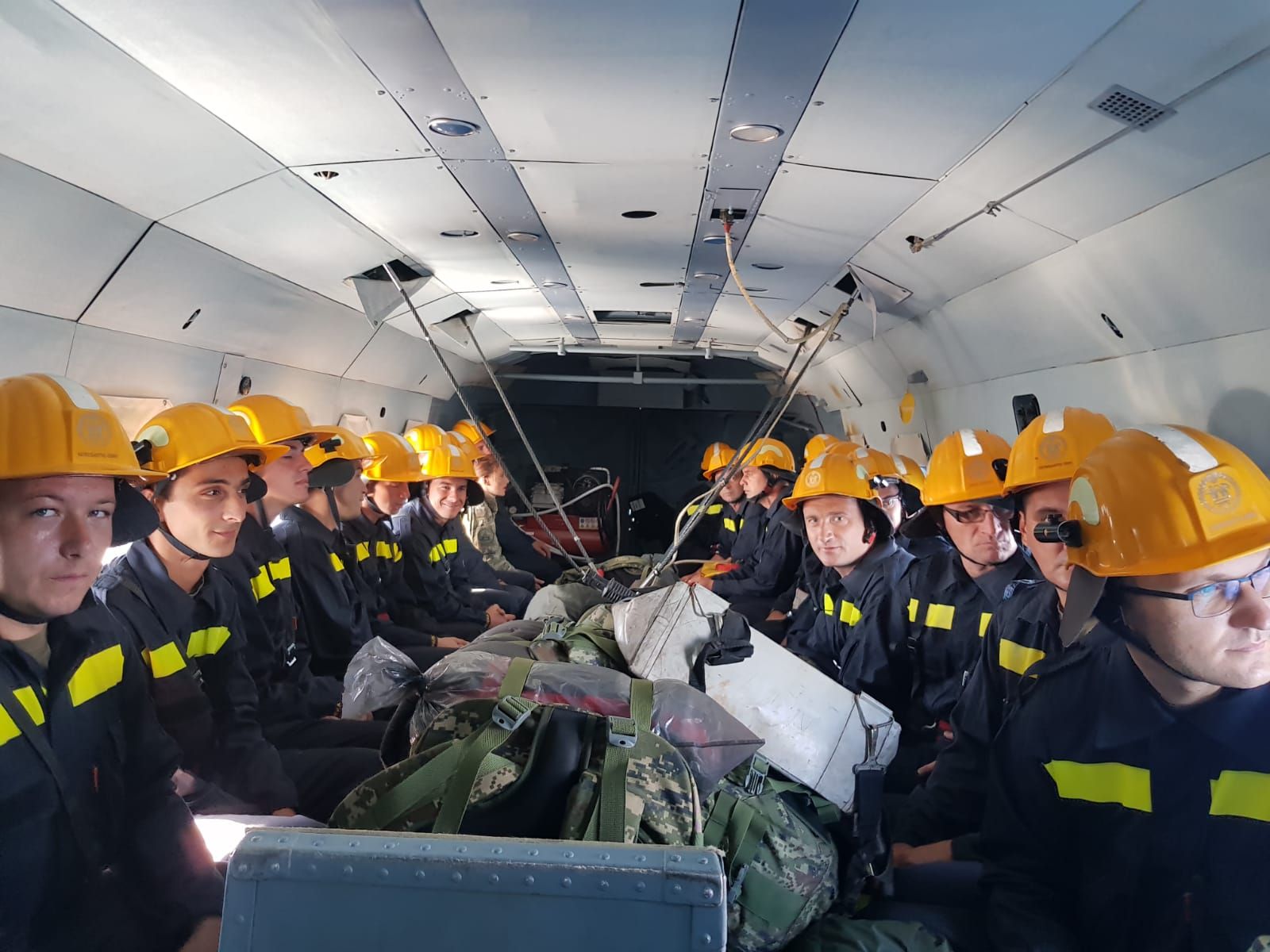 Zračne snage i vojnici gase veliki požar na Pelješcu