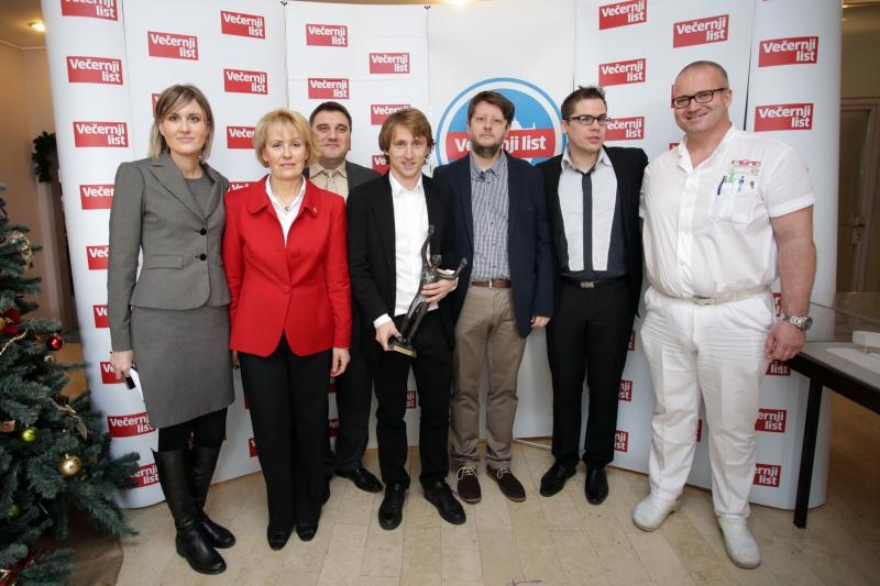 Luki Modriću u dječjoj bolnici u Klaićevoj uručena nagrada nogometaša godine, Photo: Petar Glebov/PIXSELL Luki Modriću u dječjoj bolnici u Klaićevoj uručena nagrada nogometaša godine, Photo: Petar Glebov/PIXSELL