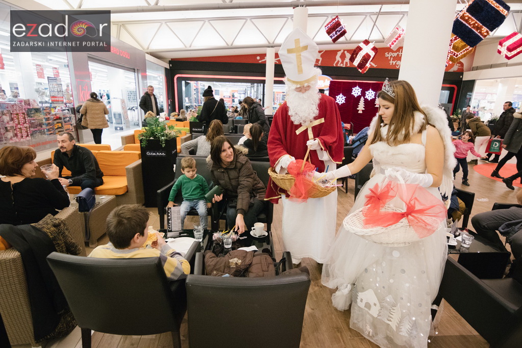 Sveti Nikola posjetio Supernova centar i razveselio mališane