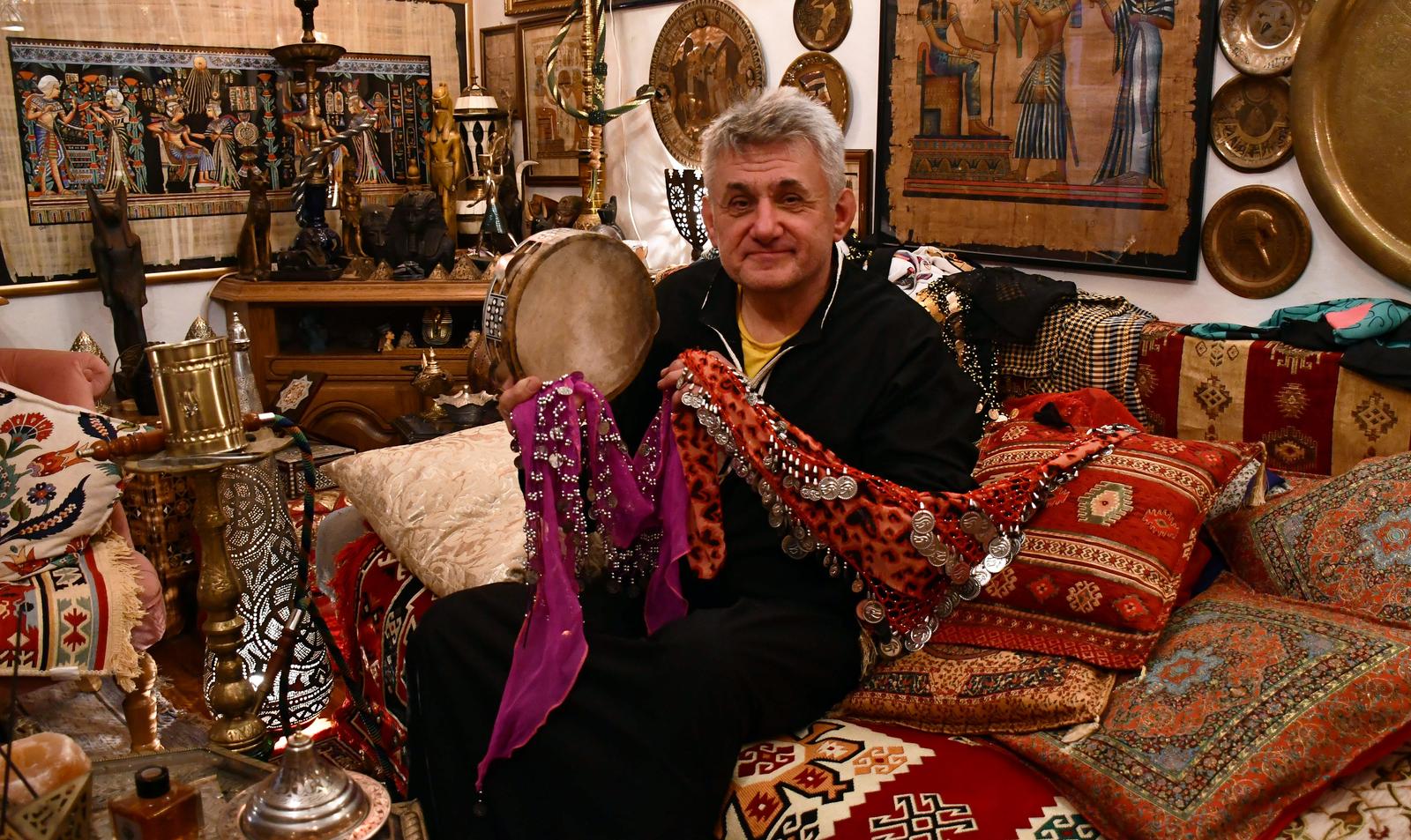 Brođanin Stanislav Hudi živi u kući koju je uredio u egipatskom stilu Brođanin Stanislav Hudi živi u kući koju je uredio u egipatskom stilu