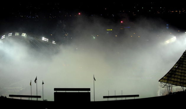 Split, 220209.
Stadion Poljud u Splitu.
T – Com 1. HNL 19. kolo. Nogometna utakmica Hajduk (Split) – Dinamo (Zagreb).
Na slici je stadion Poljud za vrijeme utakmice sav u dimu od bengalki sta su ih upalili navijaci.
Foto: Josko Supic / CROPIX