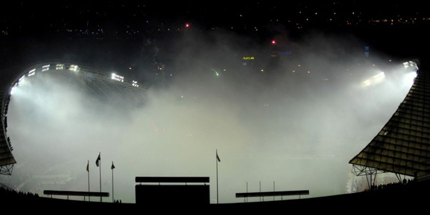 Split, 220209.
Stadion Poljud u Splitu.
T – Com 1. HNL 19. kolo. Nogometna utakmica Hajduk (Split) – Dinamo (Zagreb).
Na slici je stadion Poljud za vrijeme utakmice sav u dimu od bengalki sta su ih upalili navijaci.
Foto: Josko Supic / CROPIX