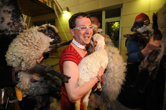Zadar, 280212
Zadarski modni macak, Jadranko Kljucanin, veceras je unutar i ispred kafica Petit izveo performans sa sukosanskim zvoncarima i njihovim janjcima. 
Foto: Luka Gerlanc / CROPIX