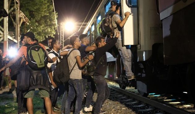 Tovarnik: izbjeglice se ukrcavaju u vlak, Photo: Zeljko Lukunic/PIXSELL