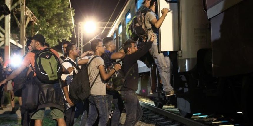 Tovarnik: izbjeglice se ukrcavaju u vlak, Photo: Zeljko Lukunic/PIXSELL