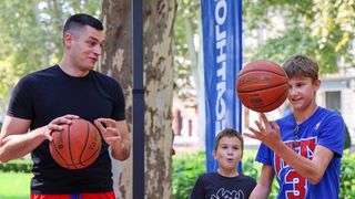 Druženje s košakašima povodom 60. rođendana Dražena Petrovića Druženje s košakašima povodom 60. rođendana Dražena Petrovića