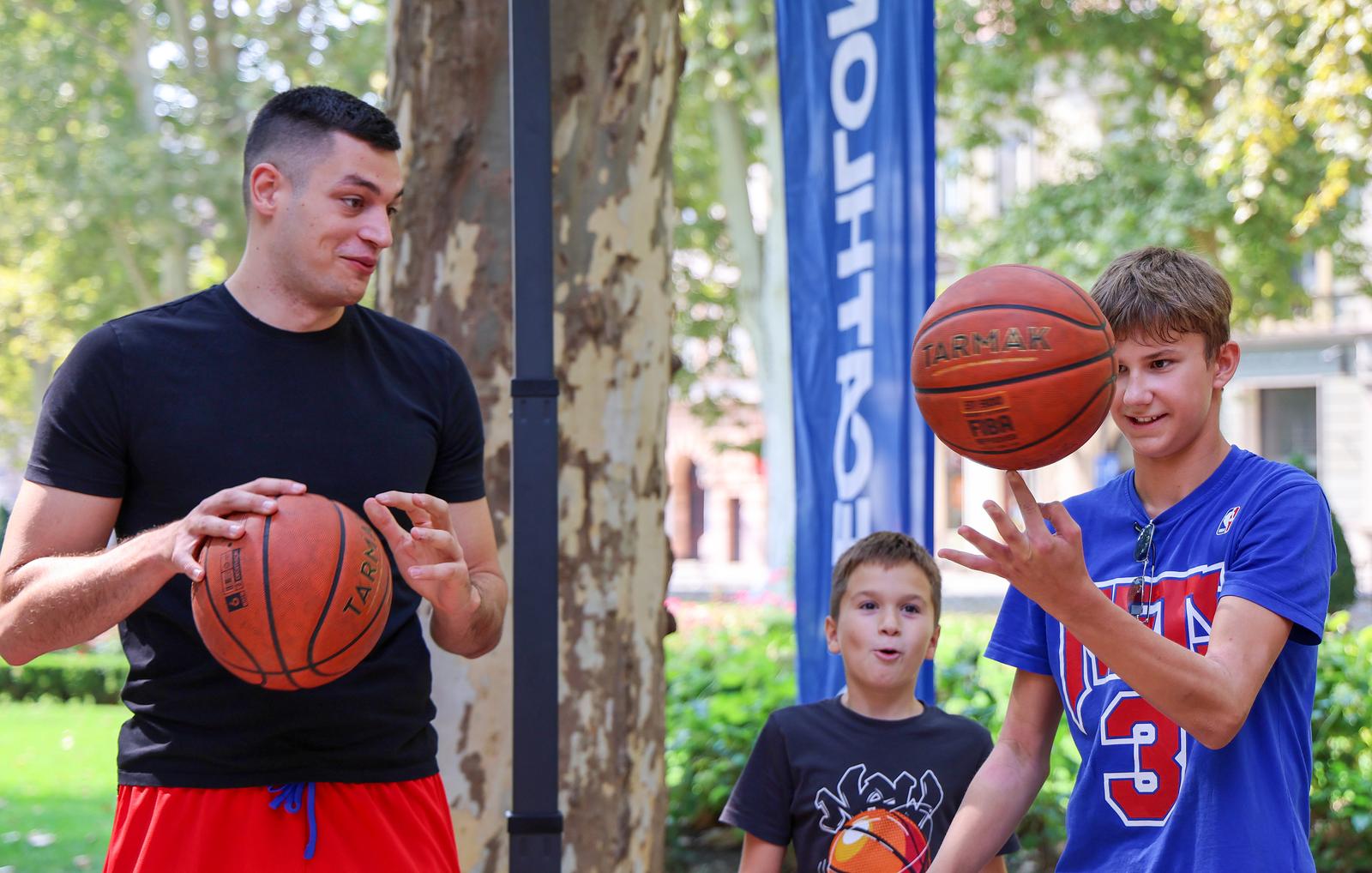 Druženje s košakašima povodom 60. rođendana Dražena Petrovića Druženje s košakašima povodom 60. rođendana Dražena Petrovića