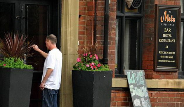 Gascoigne pred vratima puba (Foto: North News & Pictures)