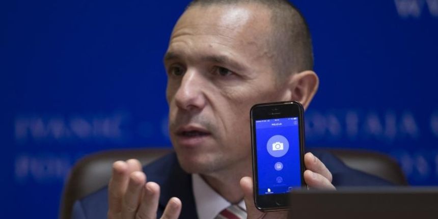 Nacelnik Uprave policije Krunoslav Borovec i Goran Burusic, nacelnik Policijske uprave zagrebacke predstavili su u Policijskoj upravi zagrebackoj aplikaciju za pametne telefone kojom gradjani mogu policiji upucivati dojave. Krunoslav Borovec. Photo: Davo