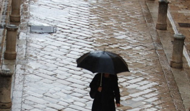 Zadar, 231009.
Danas u Zadru tokom cijelog jutra pada kisa i ometa gradjane u svakodnevnim poslovima.
Foto: Andrija Lucic / CROPIX