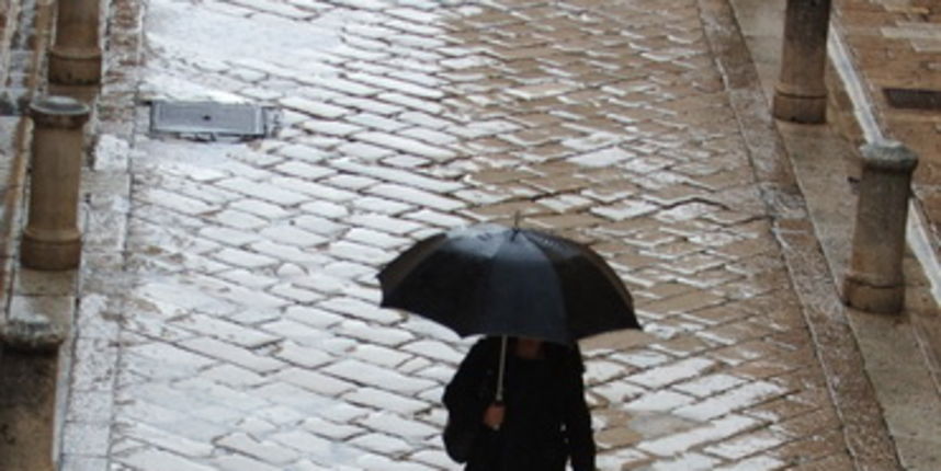 Zadar, 231009.
Danas u Zadru tokom cijelog jutra pada kisa i ometa gradjane u svakodnevnim poslovima.
Foto: Andrija Lucic / CROPIX