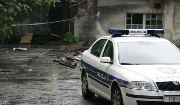 Zagreb, 180709. Prilikom manjeg pozara u napustenim skladistima tvrtke Banija u Kraljevicevoj ulici vatrogasci i policija pronasli su oko 300 boca sumnjivih kemikalija. Foto: Igor Sambolec / CROPIX   (