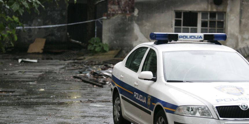 Zagreb, 180709. Prilikom manjeg pozara u napustenim skladistima tvrtke Banija u Kraljevicevoj ulici vatrogasci i policija pronasli su oko 300 boca sumnjivih kemikalija. Foto: Igor Sambolec / CROPIX ( Zagreb, 180709. Prilikom manjeg pozara u napustenim skladistima tvrtke Banija u Kraljevicevoj ulici vatrogasci i policija pronasli su oko 300 boca sumnjivih kemikalija. Foto: Igor Sambolec / CROPIX (