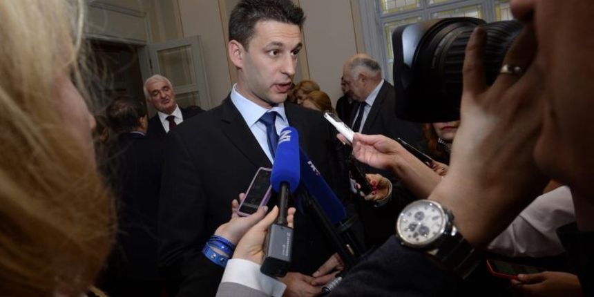 Nakon neuspjelog pokusaja konstituiranja Sabora RH, celnik MOST-a Bozo Petrov dao je izjavu novinarima. Photo: Marko Lukunic/PIXSELL Nakon neuspjelog pokusaja konstituiranja Sabora RH, celnik MOST-a Bozo Petrov dao je izjavu novinarima. Photo: Marko Lukunic/PIXSELL