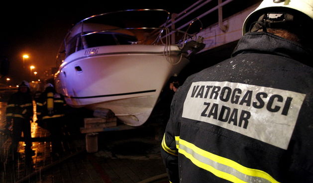 Zadar, 160210.
Pozar u garazi marine Tankerkomerca u centru Zadra. Vatrogasci i policija su jos na terenu te se jos ne zna materijalna steta ni uzrok pozara. Za sad se zna da je vatra zahvatila neke od brodova koji su bili na suhom vezu u garazi gdje su p