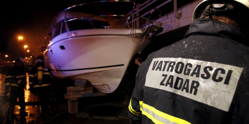Zadar, 160210.
Pozar u garazi marine Tankerkomerca u centru Zadra. Vatrogasci i policija su jos na terenu te se jos ne zna materijalna steta ni uzrok pozara. Za sad se zna da je vatra zahvatila neke od brodova koji su bili na suhom vezu u garazi gdje su p