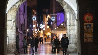 Građani na ulicama Zadra poštujući mjere dočekali 2021. godinu